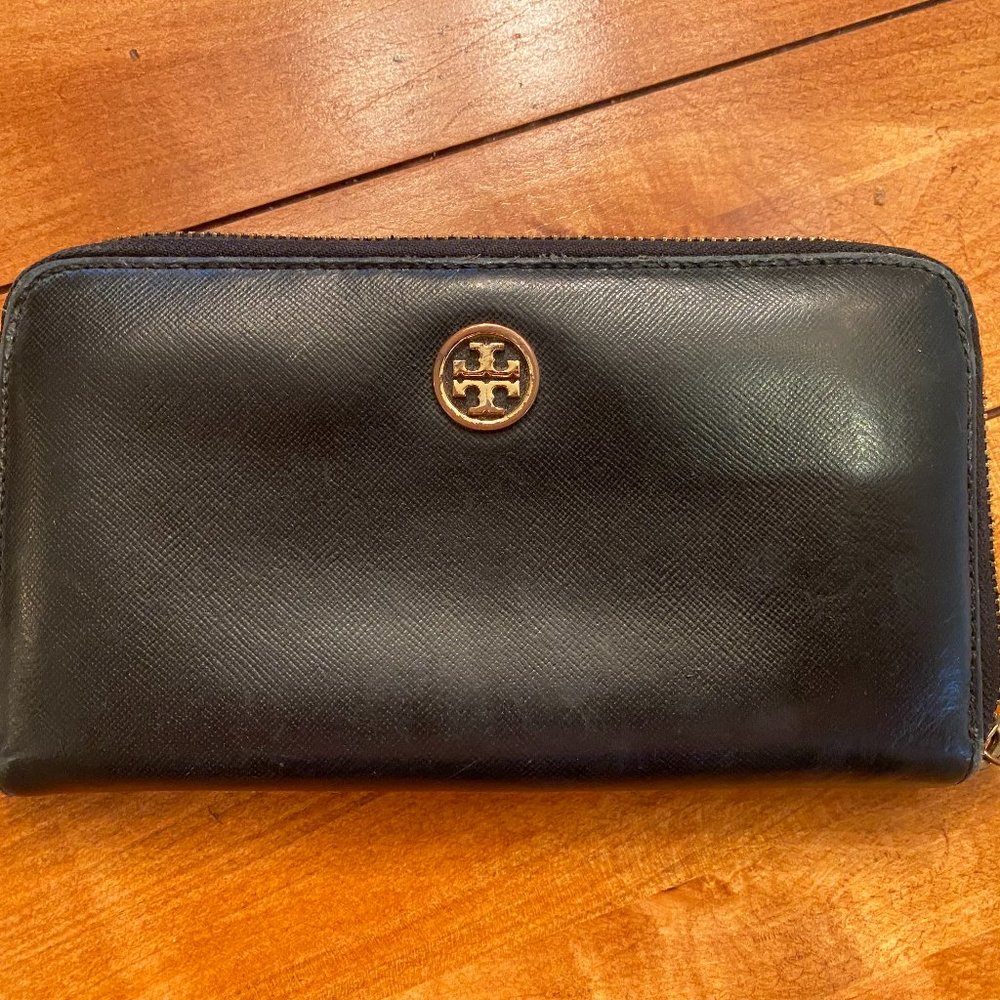Tory Burch Robinson Continental Black Zip Wallet